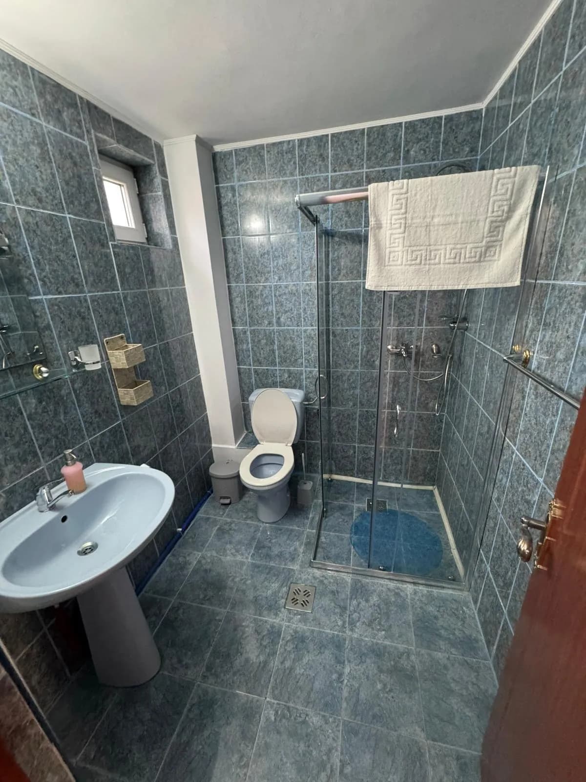 Baie cu cabina de dus