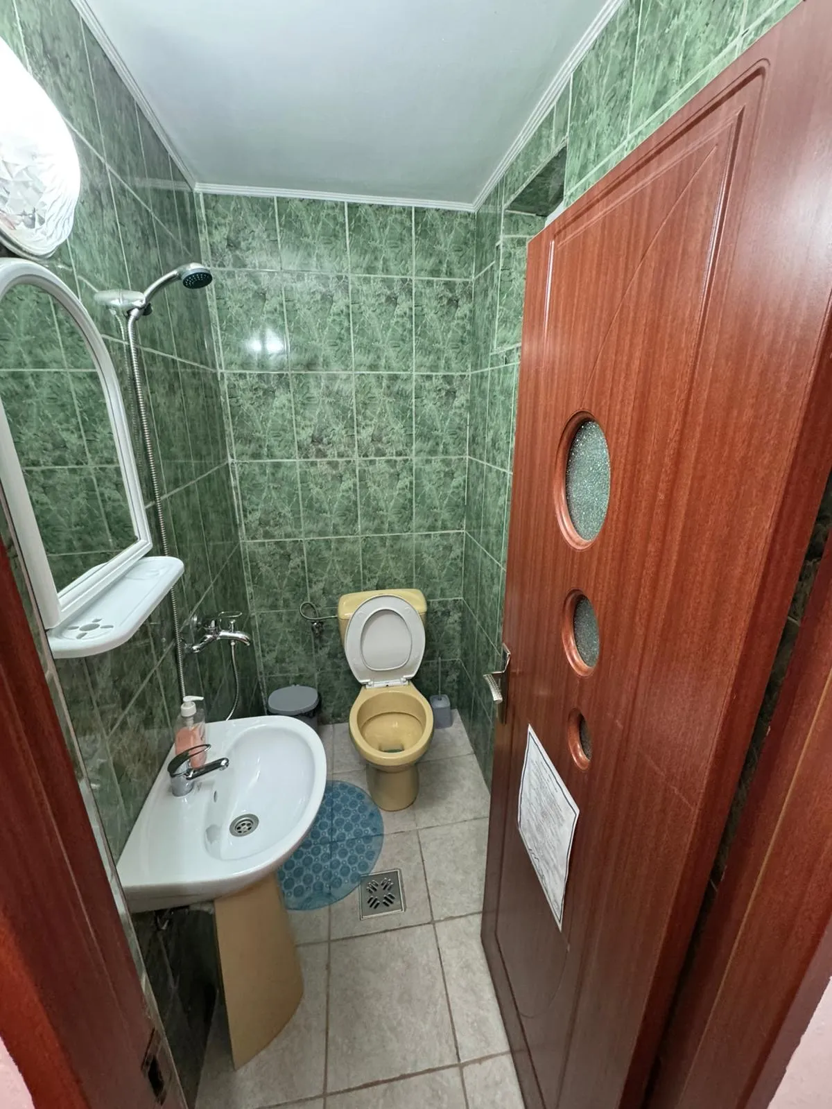 Baie cu faianta verde