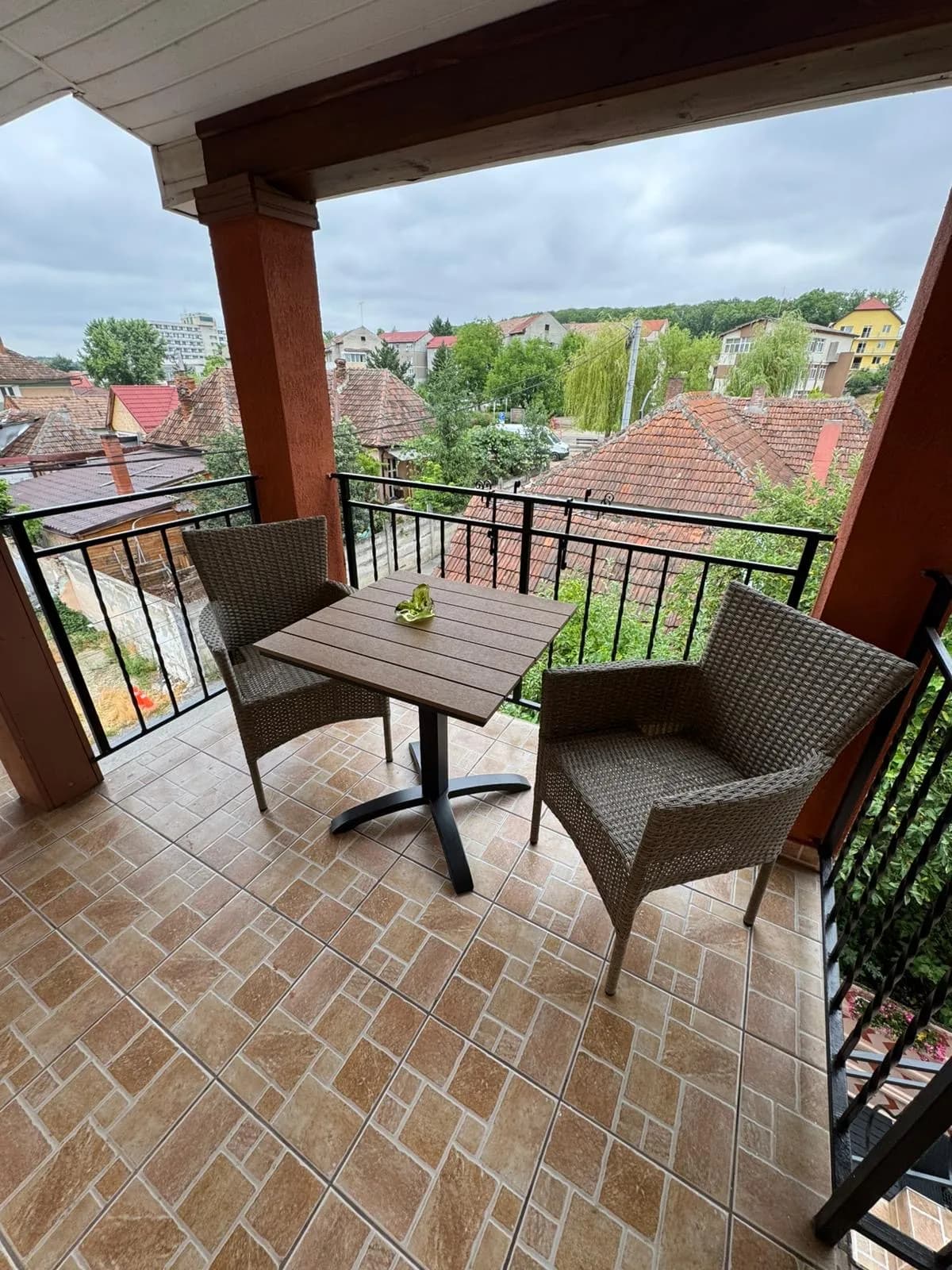Balcon cu masa si fotolii de rachita