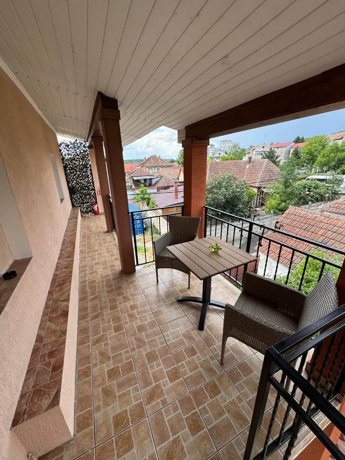 Balconul acoperit cu vedere spre sat