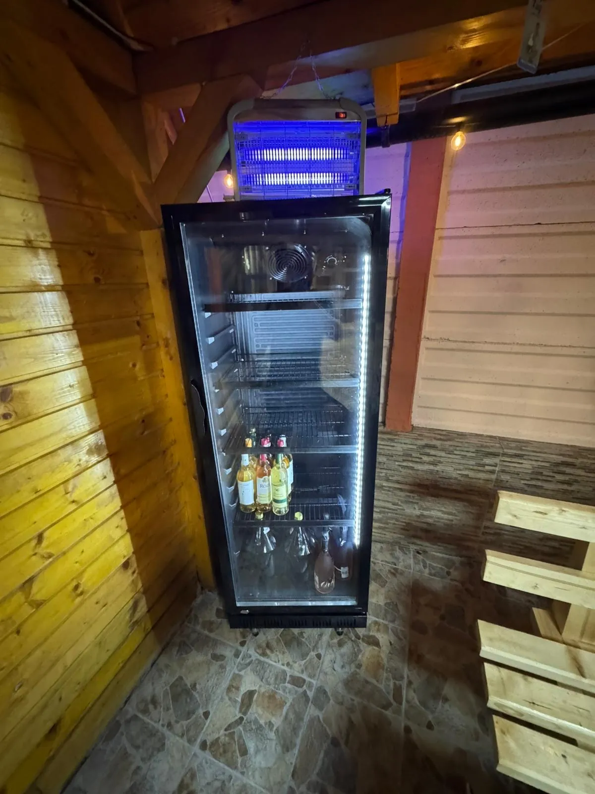 Barul cu frigider de bauturi din foisor