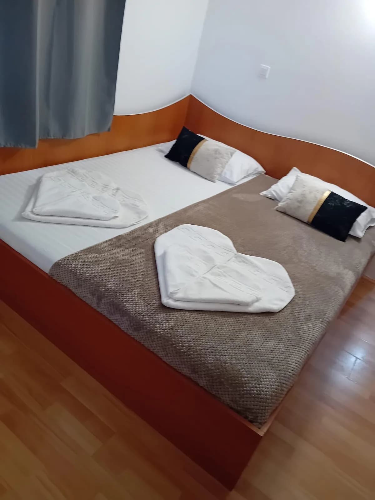 Camera dubla superioara cu cuvertura gri si draperie