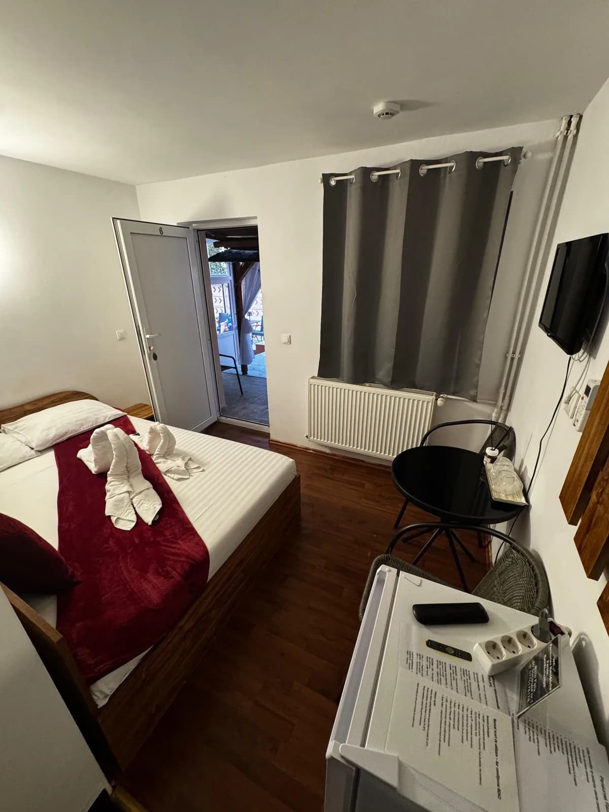 Camera economy cu draperii gri si televizor
