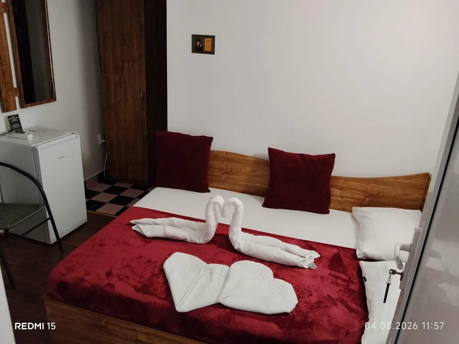 Camera economy cu perne bordo si dulap