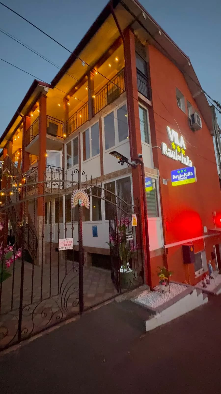 Fatada vilei seara cu luminite