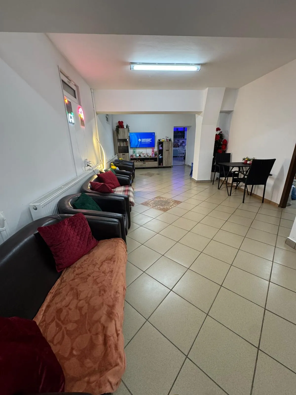 Livingul cu fotolii de piele si televizor