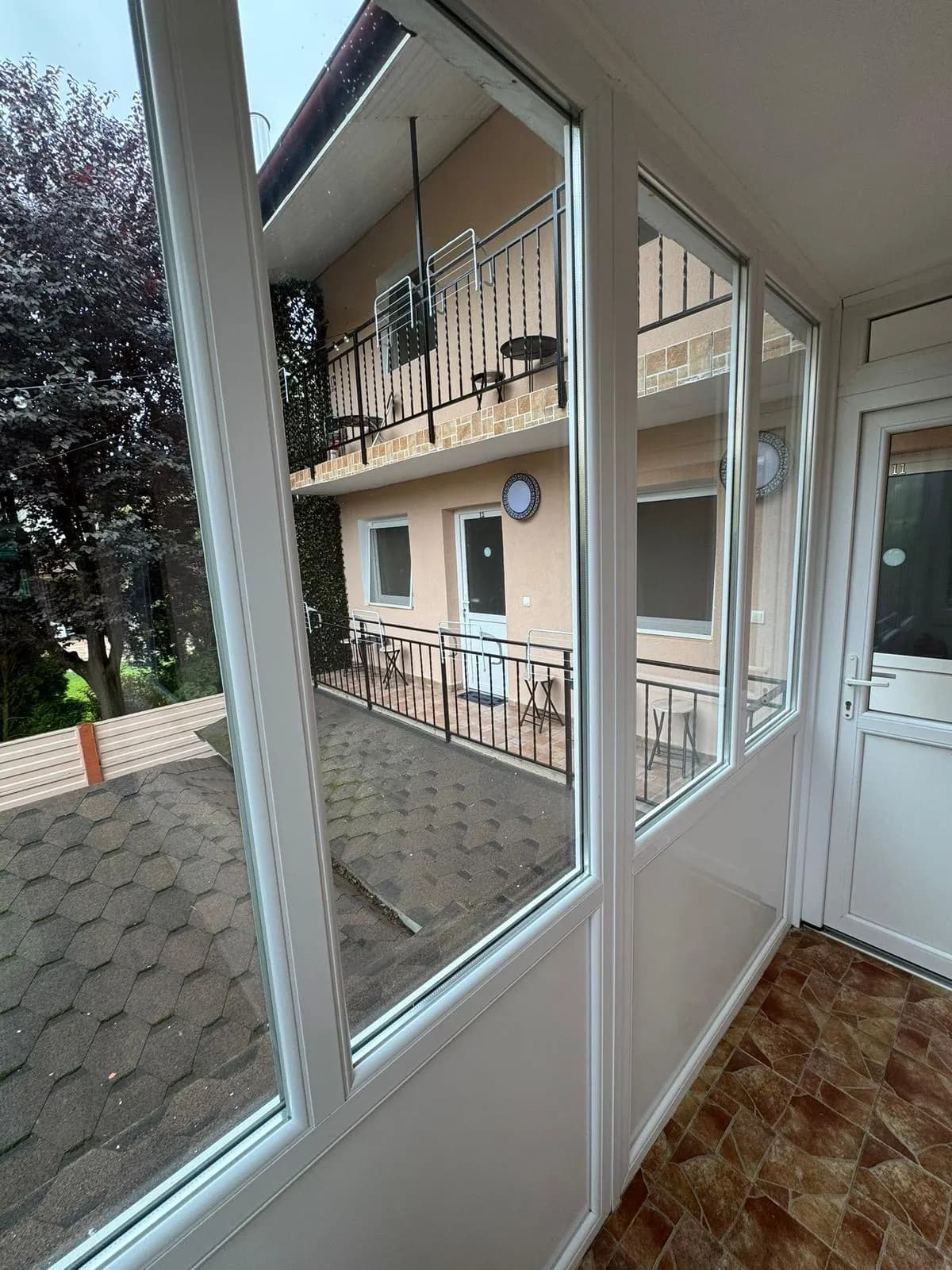 Veranda inchisa cu vedere in curte